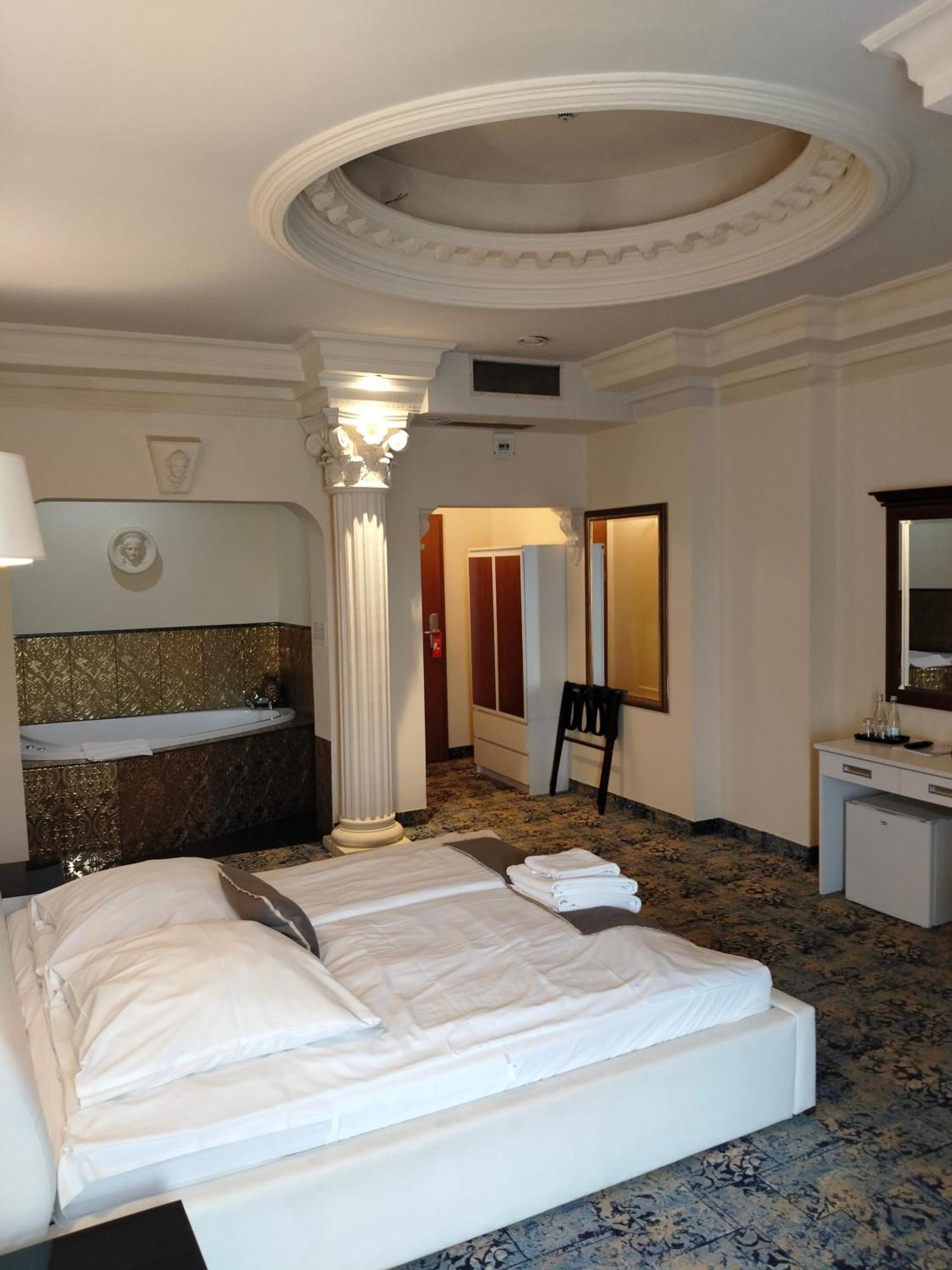 Hotel Venecia Palace Michalowice  Bagian luar foto