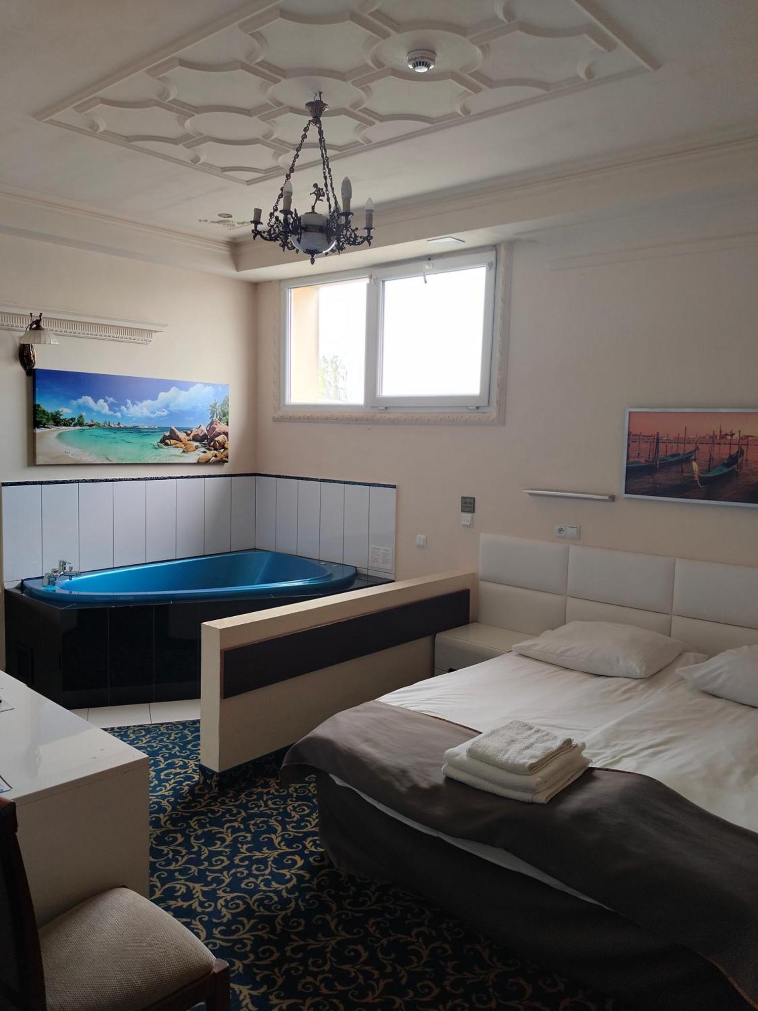Hotel Venecia Palace Michalowice  Bagian luar foto