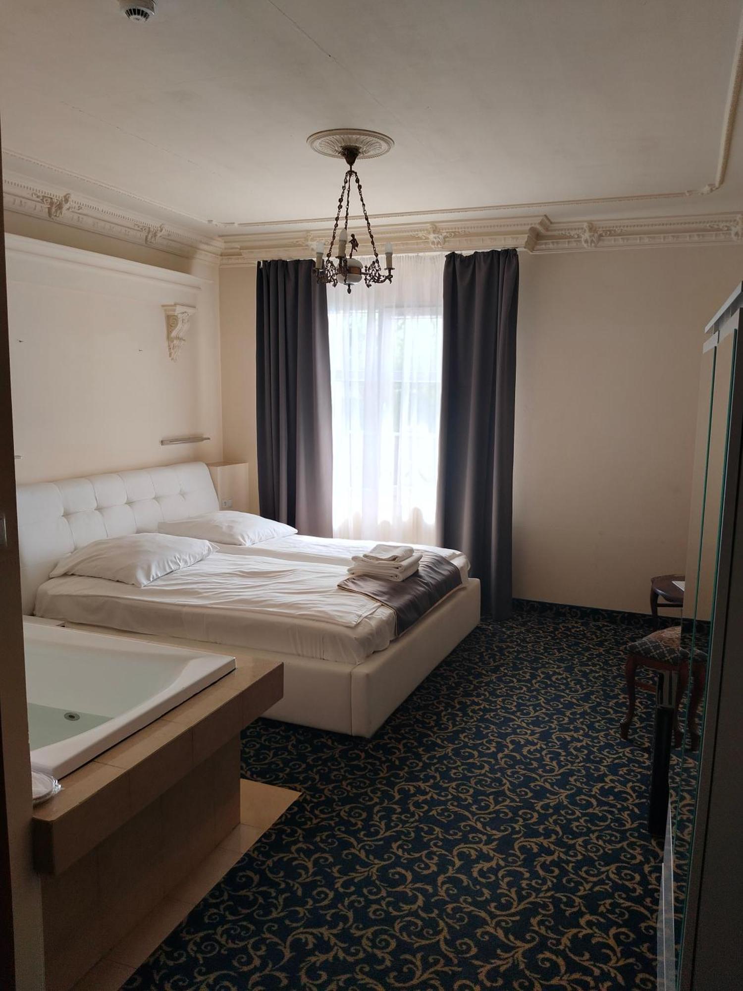 Hotel Venecia Palace Michalowice  Bagian luar foto